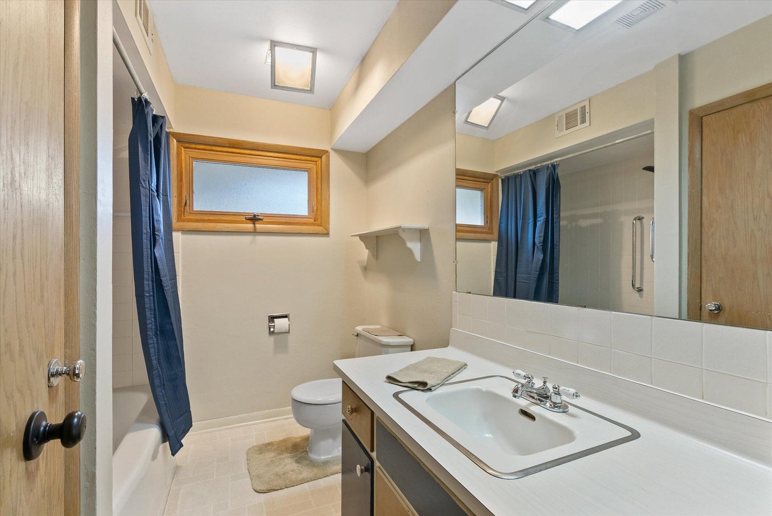 Mls 1896834 3220 s whitnall mke bathroom min
