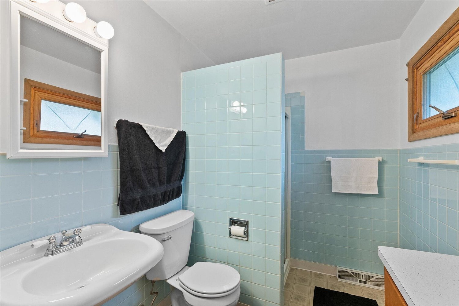 Mls 1896834 3220 s whitnall mke bathroom2 min