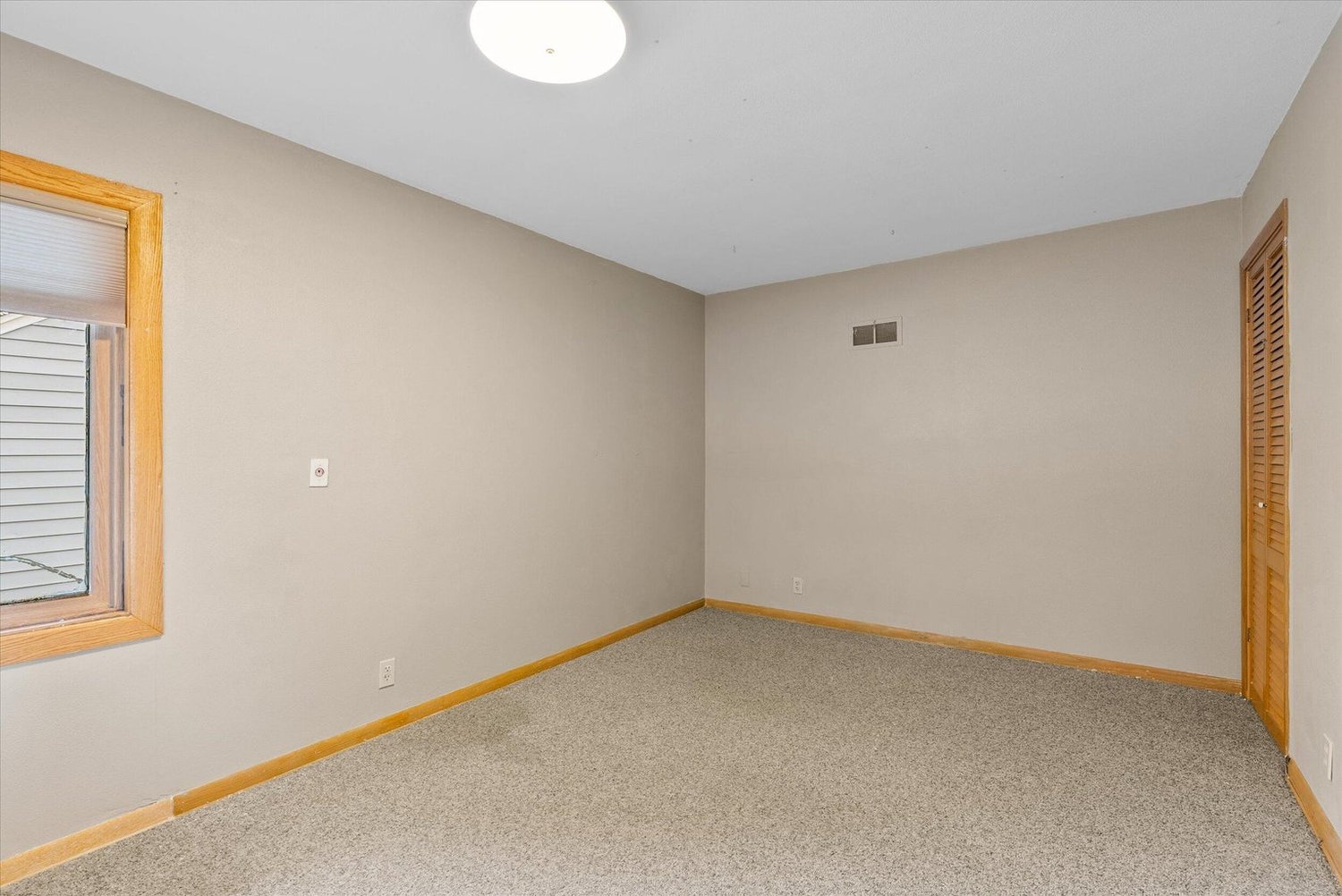 Mls 1896834 3220 s whitnall mke bedroom2 min