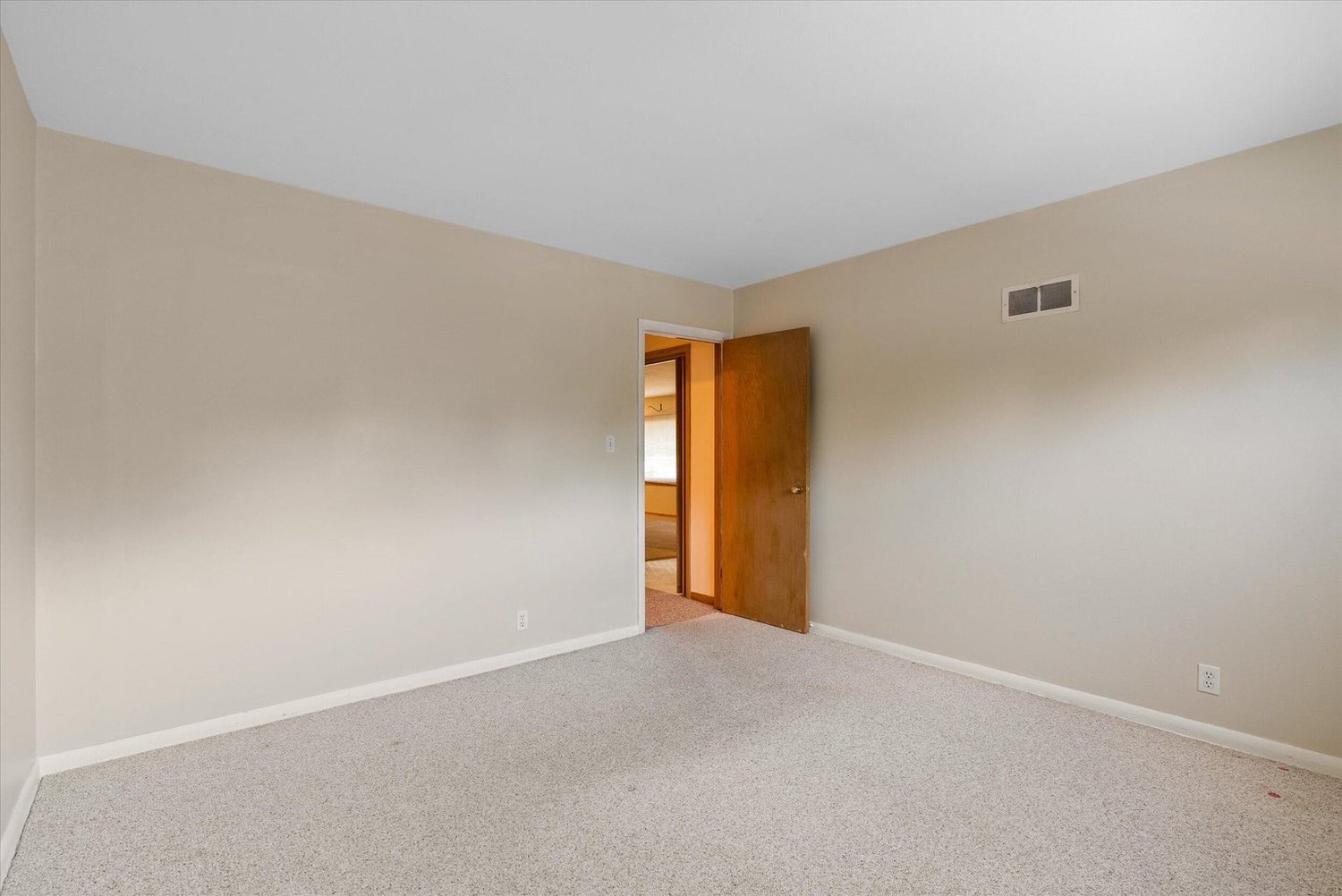 Mls 1896834 3220 s whitnall mke bedroom3 min