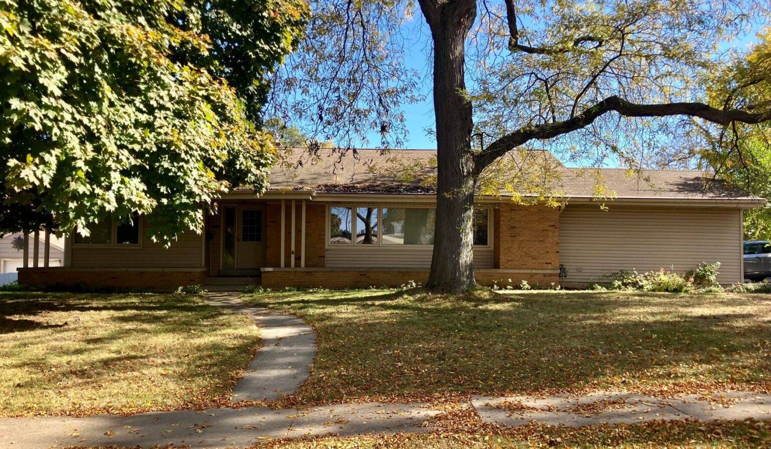 Mls 1896834 3220 s whitnall mke exterior