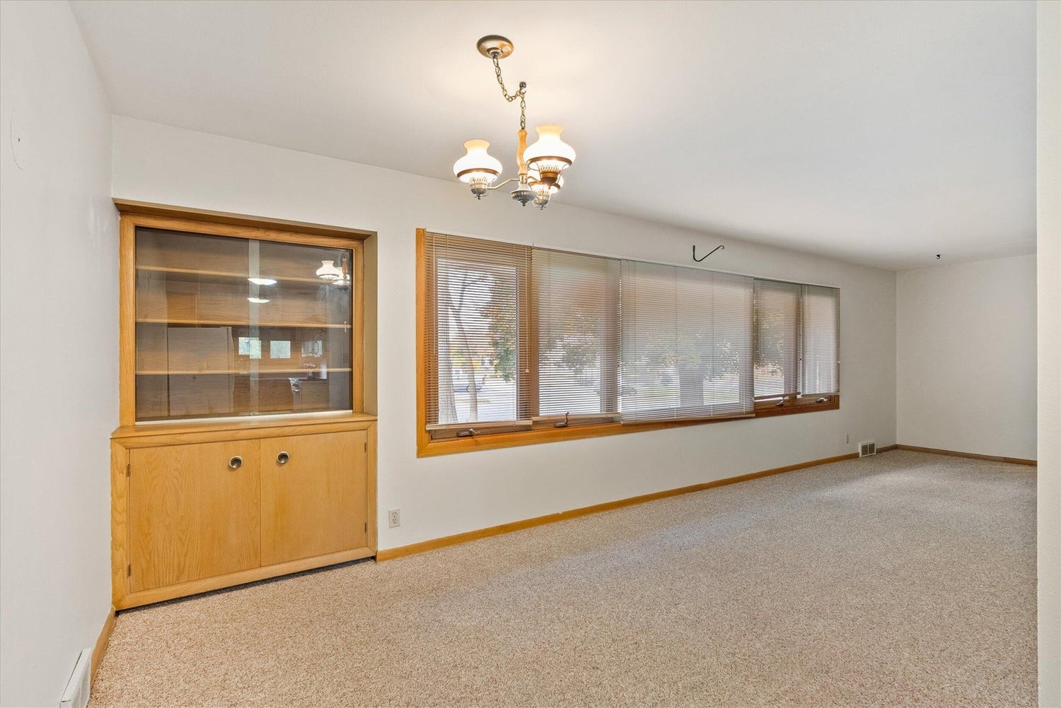 Mls 1896834 3220 s whitnall mke living room4 min