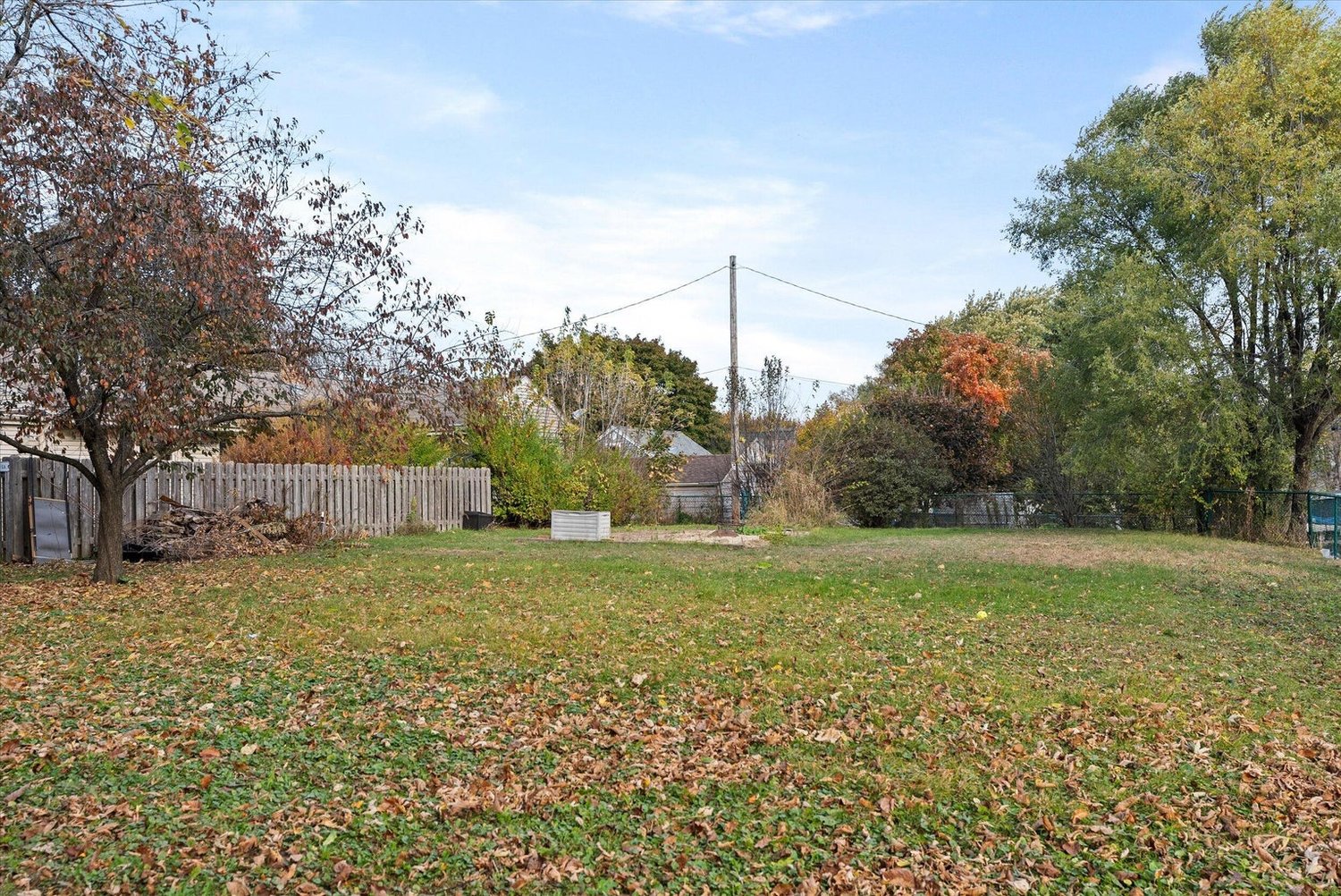 Mls 1896834 3220 s whitnall mke yard2 min