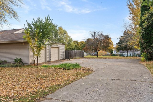 Mls 1896834 3220 s whitnall mke garage min