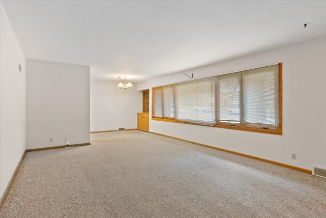 Mls 1896834 3220 s whitnall mke living room min